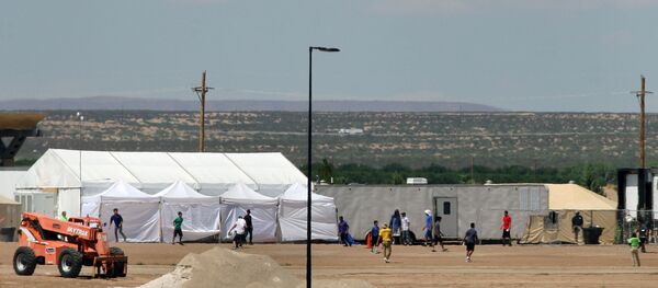 Centro de detención de inmigrantes ilegales en el estado de Texas, EEUU Centro de detención de inmigrantes ilegales en el estado de Texas, EEUU - Sputnik Mundo