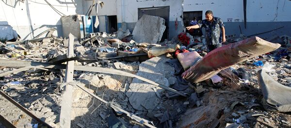 Las consecuencias del ataque aéreo a un centro de detención de migrantes en Libia - Sputnik Mundo