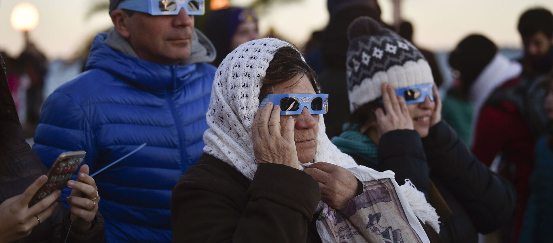 Argentinos miran el eclipse de Sol en la localidad de Chascomús, en la provincia de Buenos Aires - Sputnik Mundo, 1920, 31.12.2020