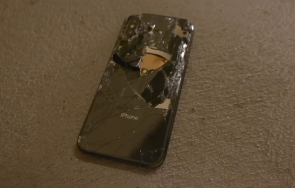 ¿Podría un iPhone XS sobrevivir a una caída desde una planta 30? ¿Podría un iPhone XS sobrevivir a una caída desde una planta 30? - Sputnik Mundo