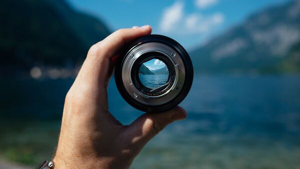 Un lente, imagen referencial - Sputnik Mundo