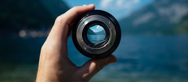 Un lente, imagen referencial - Sputnik Mundo