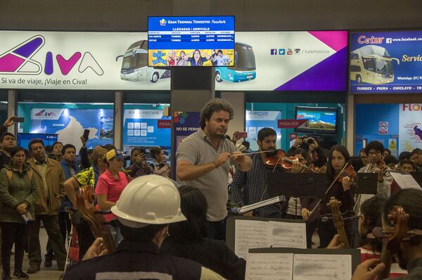 Orquesta que une a venezolanos y peruanos quiere brindar un concierto con apoyo del ACNUR - Sputnik Mundo