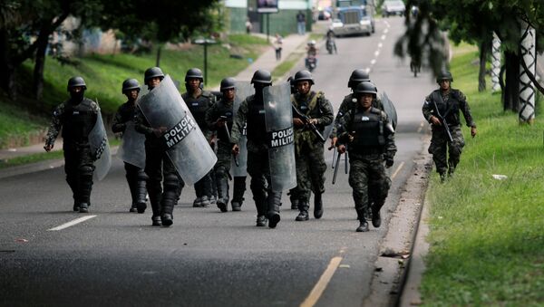 Militares durante las protestas en Tegucigalpa, Honduras Militares durante las protestas en Tegucigalpa, Honduras - Sputnik Mundo