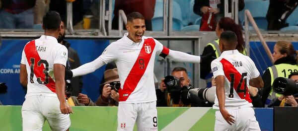 Jugadores peruanos celebran el triunfo ante Chile en la semifinal de la Copa América - Sputnik Mundo