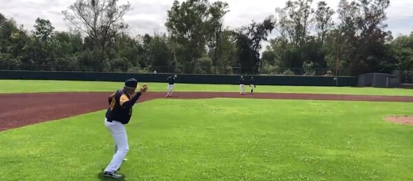 El presidente mexicano, Andrés Manuel López Obrador, juega béisbol  - Sputnik Mundo