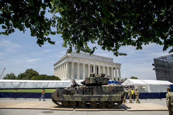 Trump causa polémica en el Día de la Independencia de EEUU con su desfile militar - Sputnik Mundo