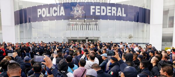 Integrantes de la Policía Federal protestan frente a la sede del organismo - Sputnik Mundo
