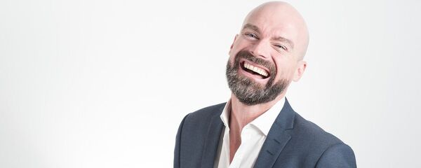 Un hombre calvo y feliz, referencial - Sputnik Mundo