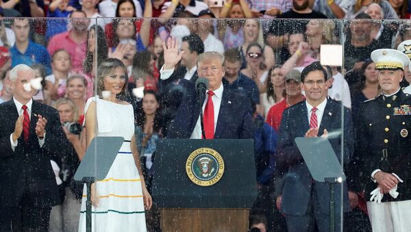 Trump durante el discurso del Día de Independencia de EEUU - Sputnik Mundo