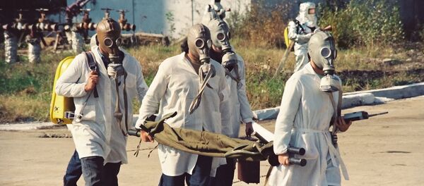 Unos científicos vestidos con máscaras de gas, imagen referencial - Sputnik Mundo