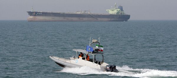 Un buque petrolero y una lancha de la Guardia Revolucionaria Islámica (archivo) Un buque petrolero y una lancha de la Guardia Revolucionaria Islámica (archivo) - Sputnik Mundo