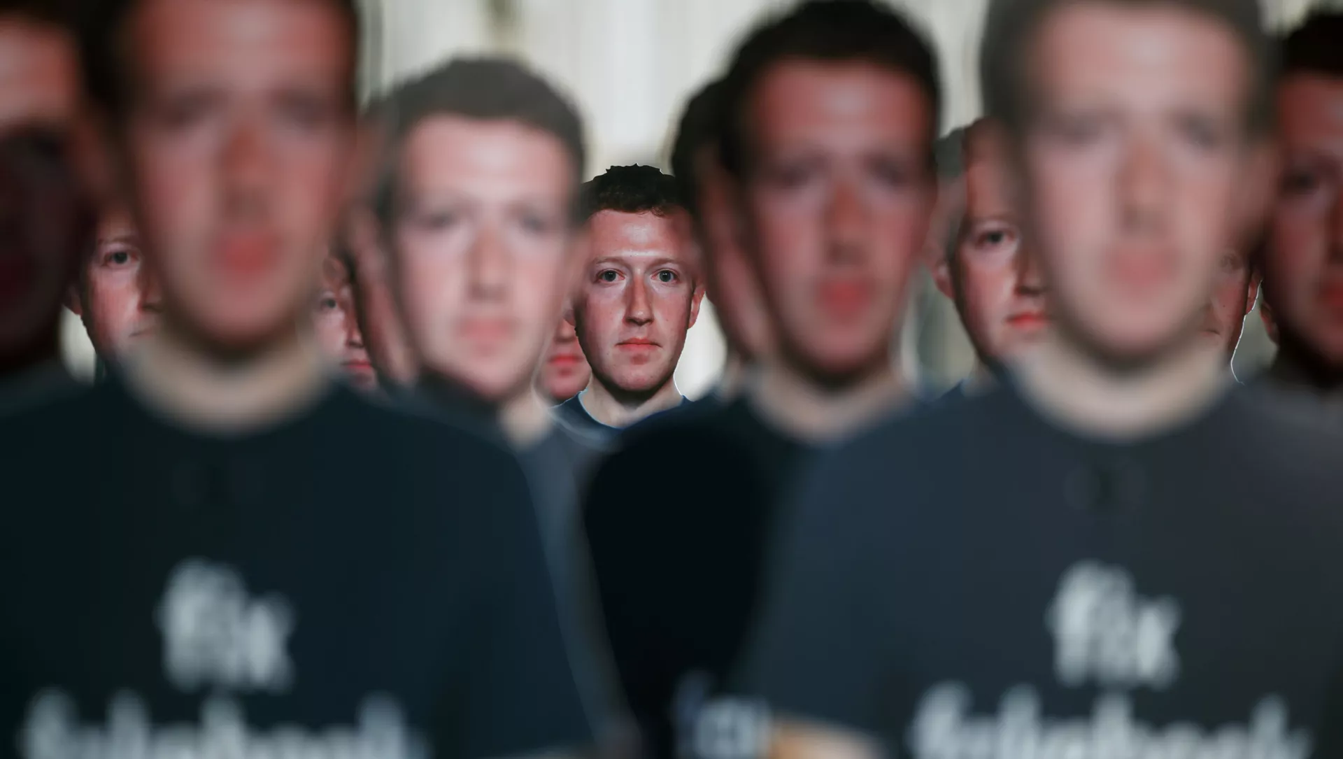 Figuras de cartón de Mark Zuckerberg