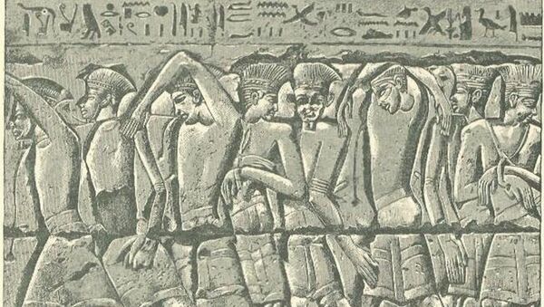 Procesión de filisteos capturados, bajorrelieve del templo de Medinet Habu Procesión de filisteos capturados, bajorrelieve del templo de Medinet Habu - Sputnik Mundo
