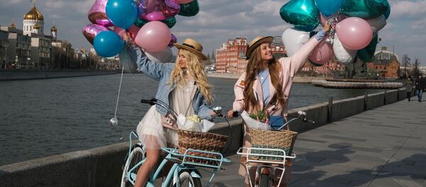 Dos jóvenes en Moscú - Sputnik Mundo