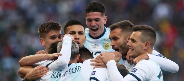 Argentina celebra su triunfo frente a Chile por el tercer lugar en la Copa América - Sputnik Mundo