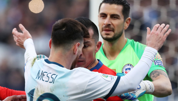 Lionel Messi se enfrenta a Gary Medel durante el partido por el 3º lugar de la Copa América - Sputnik Mundo