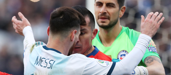 Lionel Messi se enfrenta a Gary Medel durante el partido por el 3º lugar de la Copa América - Sputnik Mundo