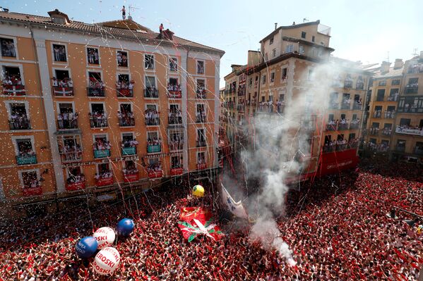 El 'chupinazo' da inicio a la fiesta de San Fermín - Sputnik Mundo