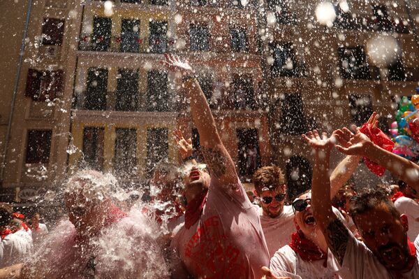 El 'chupinazo' da inicio a la fiesta de San Fermín - Sputnik Mundo