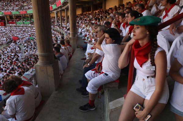 El 'chupinazo' da inicio a la fiesta de San Fermín - Sputnik Mundo