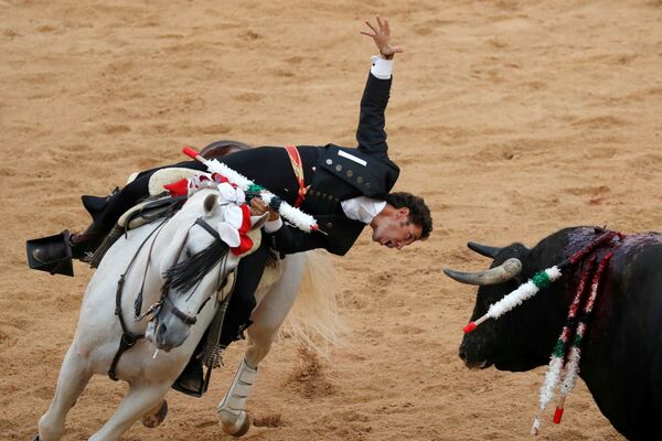 El 'chupinazo' da inicio a la fiesta de San Fermín - Sputnik Mundo