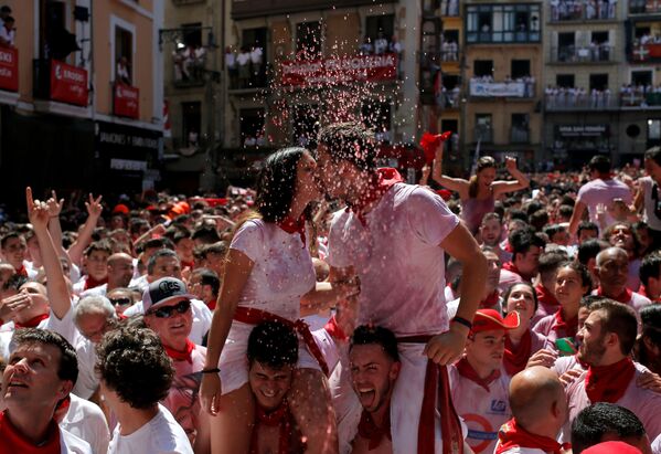 El 'chupinazo' da inicio a la fiesta de San Fermín - Sputnik Mundo