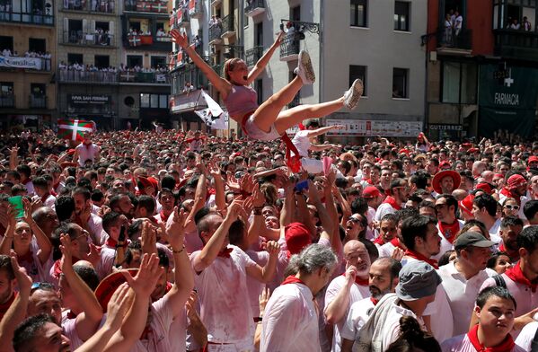 El 'chupinazo' da inicio a la fiesta de San Fermín - Sputnik Mundo