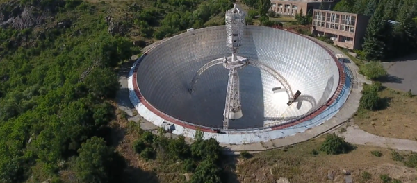 El gigantesco radiotelescopio abandonado en las montañas de Armenia El gigantesco radiotelescopio abandonado en las montañas de Armenia - Sputnik Mundo