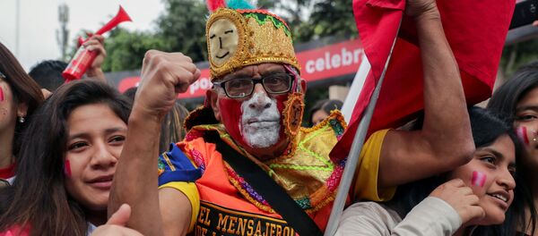 Hinchas en Perú - Sputnik Mundo