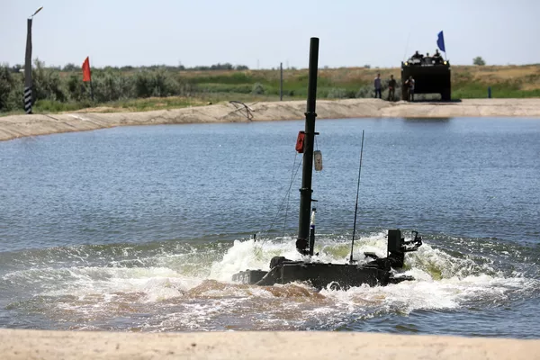 Танк Т-90А преодолевает водную преграду глубиной 5 метров во время показного занятия на полигоне Прудбой Южного военного округа в Волгоградской области Танк Т-90А преодолевает водную преграду глубиной 5 метров во время показного занятия на полигоне Прудбой Южного военного округа в Волгоградской области