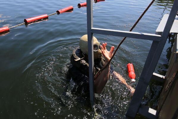 Работа подводных военных водолазов во время показного занятия на полигоне Прудбой Южного военного округа в Волгоградской области - Sputnik Mundo