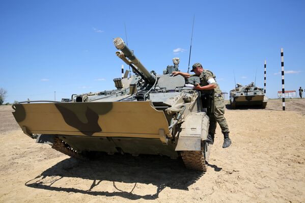 БМП-3 выполняют тактические манёвры на реке Карповка во время показного занятия на полигоне Прудбой Южного военного округа в Волгоградской области - Sputnik Mundo