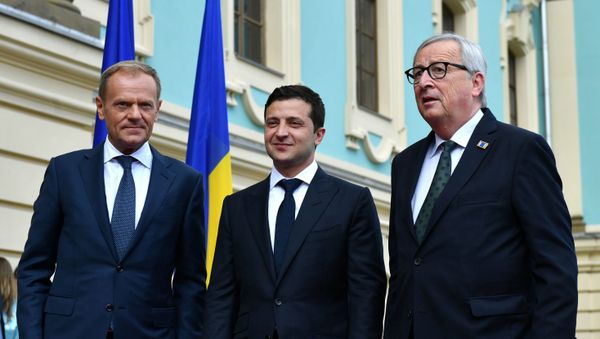 El presidente saliente del Consejo Europeo, Donald Tusk, el líder ucraniano, Volodímir Zelenski, y el presidente de la Comisión Europea, Jean-Claude Juncker El presidente saliente del Consejo Europeo, Donald Tusk, el líder ucraniano, Volodímir Zelenski, y el presidente de la Comisión Europea, Jean-Claude Juncker - Sputnik Mundo