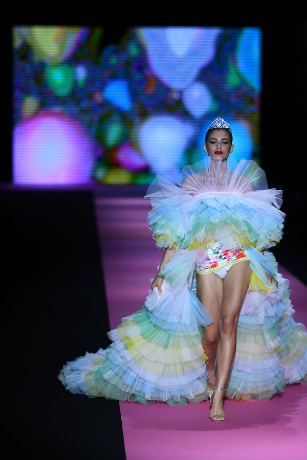 Las 50 sombras de lencería: lo más elegante de la Semana de la Moda de Madrid
Las 50 sombras de lencería: lo más elegante de la Semana de la Moda de Madrid
- Sputnik Mundo