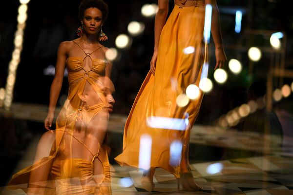 Las 50 sombras de lencería: lo más elegante de la Semana de la Moda de Madrid
Las 50 sombras de lencería: lo más elegante de la Semana de la Moda de Madrid
- Sputnik Mundo