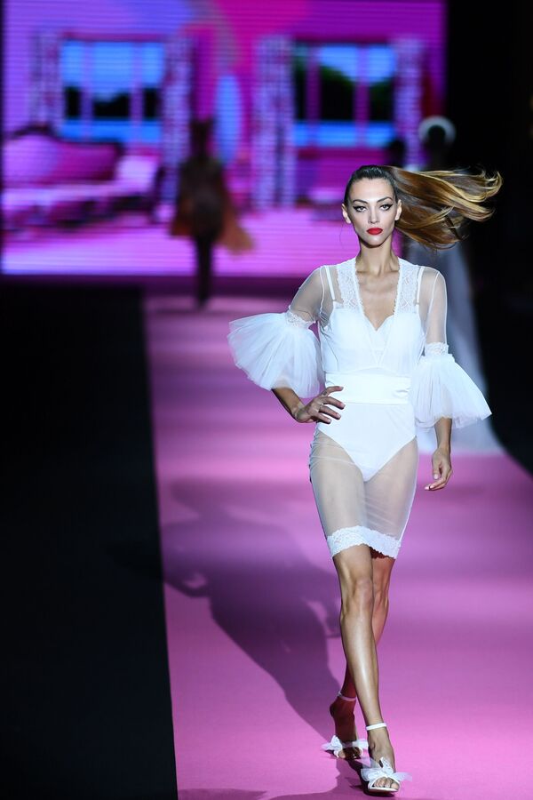 Las 50 sombras de lencería: lo más elegante de la Semana de la Moda de Madrid
Las 50 sombras de lencería: lo más elegante de la Semana de la Moda de Madrid
- Sputnik Mundo