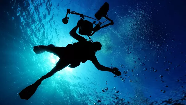 Un buzo bajo el agua (imagen referencial)