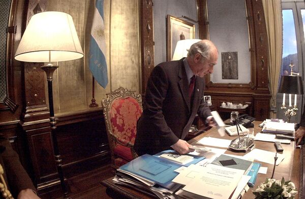 De la Rúa, el presidente argentino recordado por renunciar y huir en un helicóptero (fotos) - Sputnik Mundo