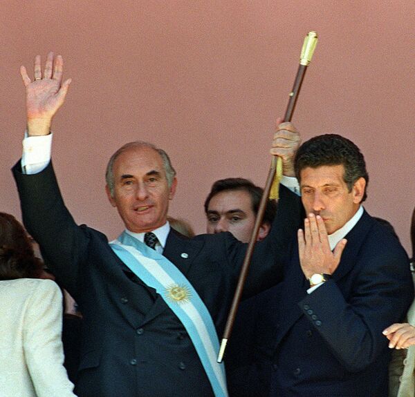 De la Rúa, el presidente argentino recordado por renunciar y huir en un helicóptero (fotos) - Sputnik Mundo