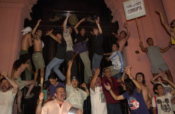 De la Rúa, el presidente argentino recordado por renunciar y huir en un helicóptero (fotos) - Sputnik Mundo