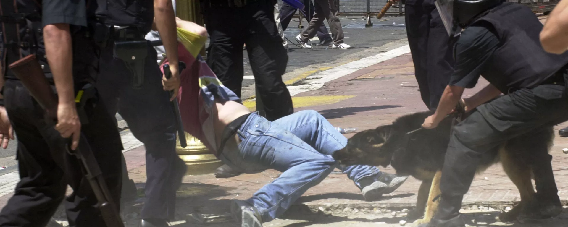 Enfrentamientos entre la población y las fuerzas de seguridad en Argentina en diciembre de 2001 Enfrentamientos entre la población y las fuerzas de seguridad en Argentina en diciembre de 2001 - Sputnik Mundo, 1920, 13.12.2021