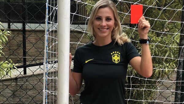 Fernanda Colombo, árbitra brasileña, - Sputnik Mundo