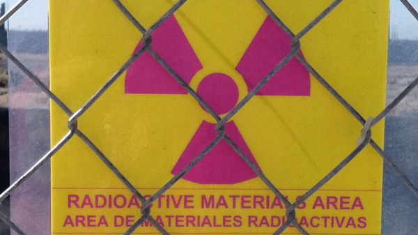 Señal de área de materiales radiactivos (imagen referencial) - Sputnik Mundo