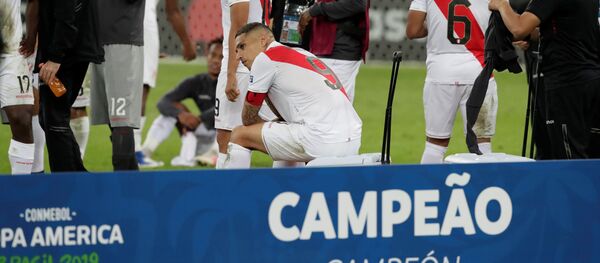 Paolo Guerrero y otros futbolistas peruanos luego de obtener el segundo puesto en la Copa América Paolo Guerrero y otros futbolistas peruanos luego de obtener el segundo puesto en la Copa América - Sputnik Mundo
