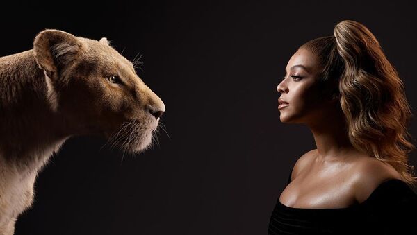 Beyoncé y Nala, personaje de la película 'El Rey León' - Sputnik Mundo