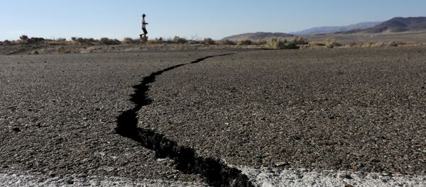 Una grieta en la carretera provocada por el terremoto registrado en California Una grieta en la carretera provocada por el terremoto registrado en California - Sputnik Mundo