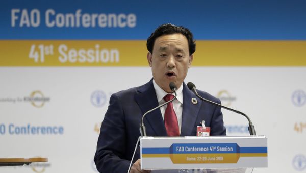 El chino Qu Dongyu dando un discurso en la conferencia en la que fue elegido presidente de la FAO El chino Qu Dongyu dando un discurso en la conferencia en la que fue elegido presidente de la FAO - Sputnik Mundo