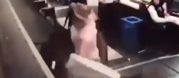 Una mujer intenta embarcarse en un avión por la cinta para facturación de equipajes   - Sputnik Mundo