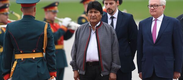 El presidente de Bolivia, Evo Morales (centro), llega a Moscú - Sputnik Mundo
